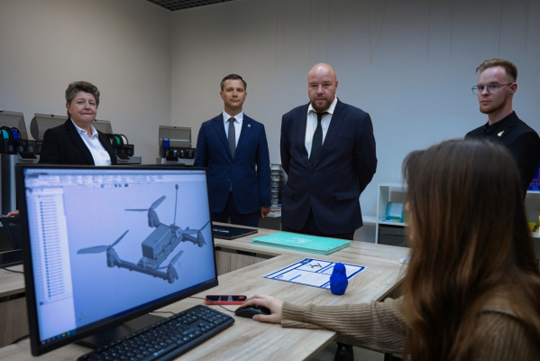 С Полигоном креативных компетенций ознакомился вице-губернатор Артем Мельников