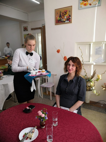 Умение достойно обслужить посетителя кафе, ресторана